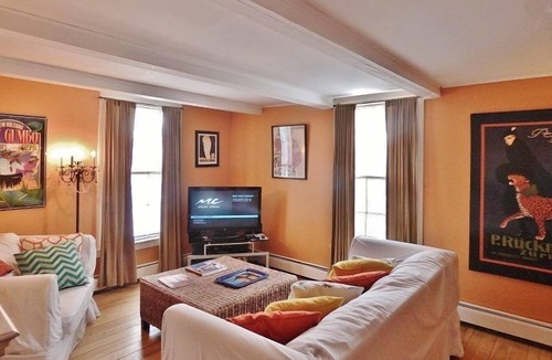 Brunswick House | Charming, Downtown, Walk Everywhere, Spacious, Clean, 70" TV, Sleep Number Beds