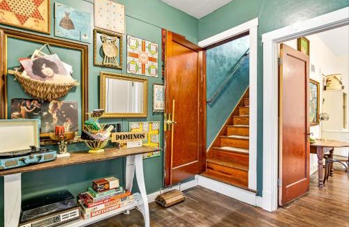 Edwardsville House | Charming Edwardsville Home Walk to Downtown!