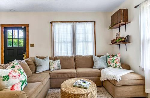 Edwardsville House | Charming Edwardsville Home Walk to Downtown!