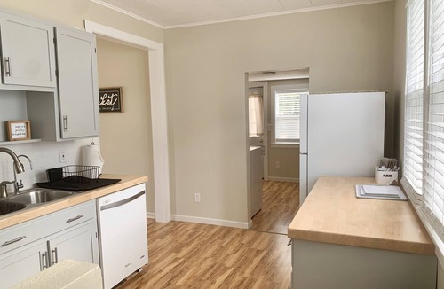 Hamilton House | Charming Family Retreat - 15 min to Nauvoo & Carthage