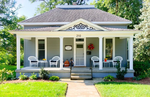 Moweaqua House | Charming Folk Victorian Cottage in the small-town farming community of Moweaqua.