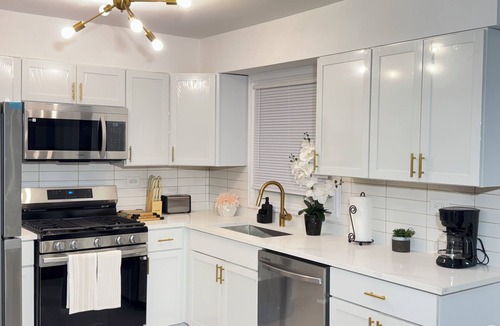 Park Forest House | Charming Full Modern Home+Free Parking+Fast Wi-Fi & Centrally located