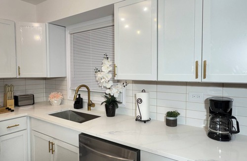 Park Forest House | Charming Full Modern Home+Free Parking+Fast Wi-Fi & Centrally located
