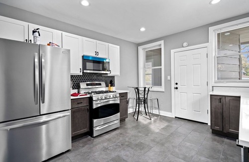 Avalon Park House | Charming house in amazing Chicago with WiFi and AC. Close to many restaurants.
