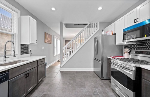 Avalon Park House | Charming house in amazing Chicago with WiFi and AC. Close to many restaurants.