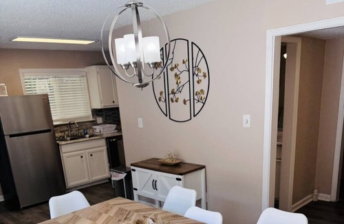 Montgomery Apartment | Charming King- Ensuite Home - Only 15 Mins to DT!