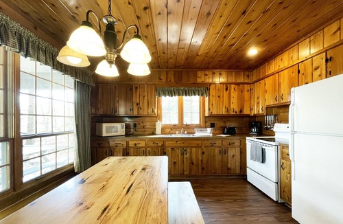 Reeders Cabin | Charming Lake View Cabin in the Poconos on Private Resort