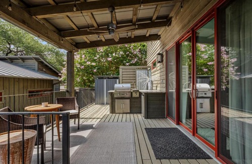 Spicewood House | Charming Lakeside Cabin - BBQ Grill - Pickleball