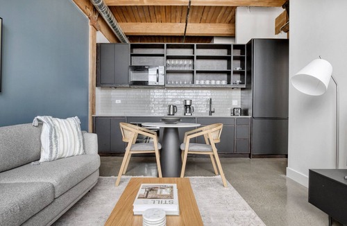 Sheffield Neighbors Apartment | Charming Lincoln Park 2BR w/W/D, Gym & Roof, nr I-90, by Blueground