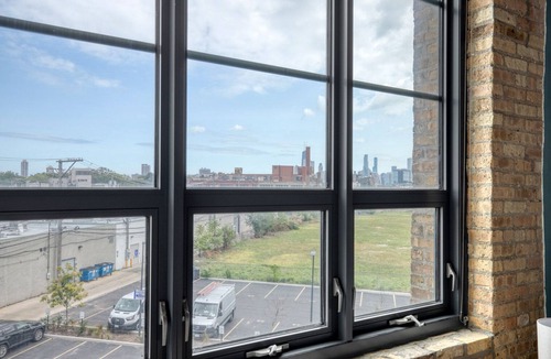 Sheffield Neighbors Apartment | Charming Lincoln Park 2BR w/W/D, Gym & Roof, nr I-90, by Blueground