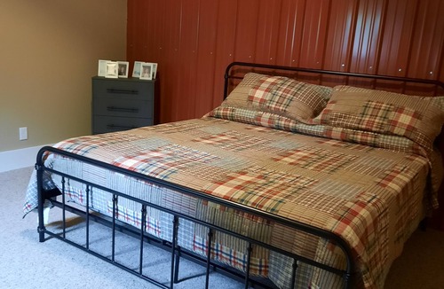 Janesville Apartment | Charming Little Red Shed in the Country