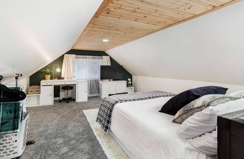 Moline Apartment | Charming Loft Studio near John Deere & Vibrant Arena!