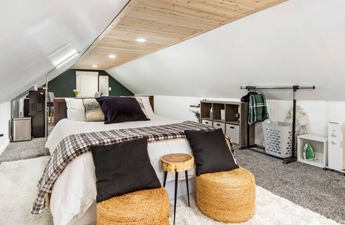 Moline Apartment | Charming Loft Studio near John Deere & Vibrant Arena!