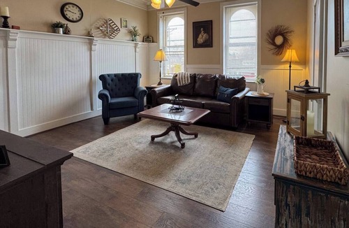 Nauvoo Apartment | Charming Loft with Art Gallery, Steps from Temple
