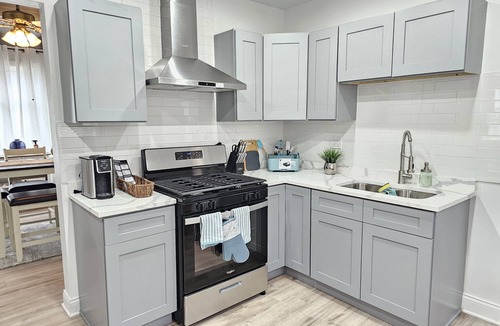 Waukegan House | Charming, luxe, modern home near Naval base, Six flags, Casino, Gurnee Mills