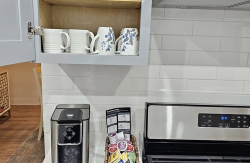 Waukegan House | Charming, luxe, modern home near Naval base, Six flags, Casino, Gurnee Mills
