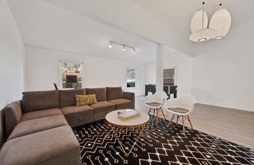 Oak Park House | Charming Oak Park 4BD 3,5BA and 2 Private Parking home
