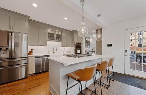 Oak Park House | Charming Oak Park 4BD 3,5BA and 2 Private Parking home