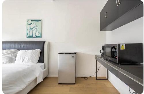 Tarzana House | Charming one bed one bath privet studio