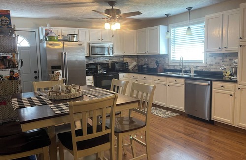 Energy House | Charming pet friendly 3-bedroom 2 Bath house with WiFi, AC in fabulous Energy.