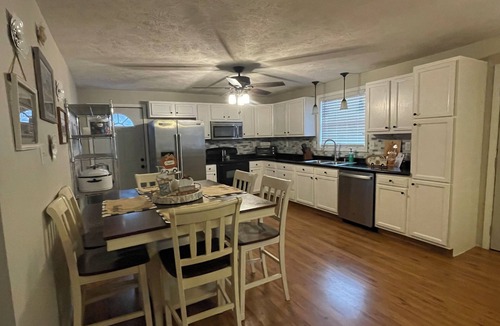 Energy House | Charming pet friendly 3-bedroom 2 Bath house with WiFi, AC in fabulous Energy.