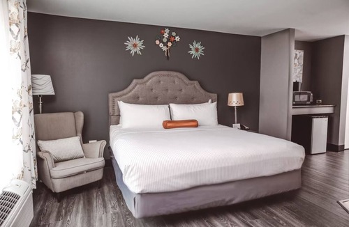 Zion Hotel | Charming Stay with Kitchenette l Onsite Library, Gym Access & Garden Firepits