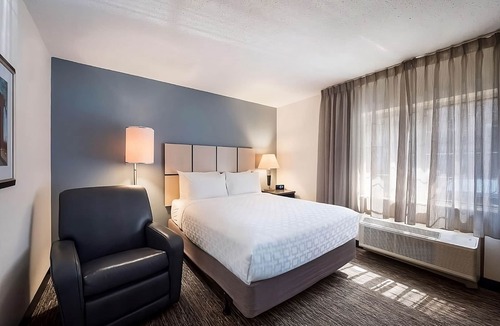 Libertyville House | Charming Suites w/BBQ & Full Kitchen – Ideal Home Comfort for Your Stay