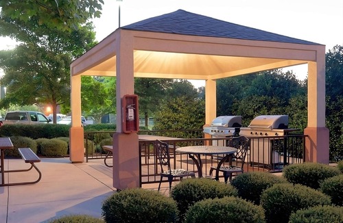 Libertyville House | Charming Suites w/BBQ & Full Kitchen – Ideal Home Comfort for Your Stay