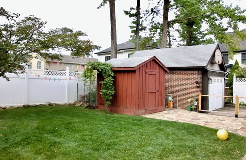 Teaneck House | Charming Teaneck Tudor: 4BR, 3 Kings & 12 Mins to NYC!