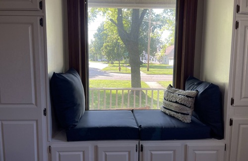 Huntley House | Charming Updated 1920s by the Square!