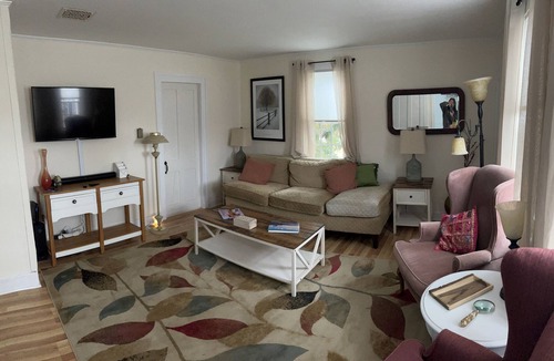 Williamsburg House | Charming, updated 3 bedroom farmhouse farm stay.