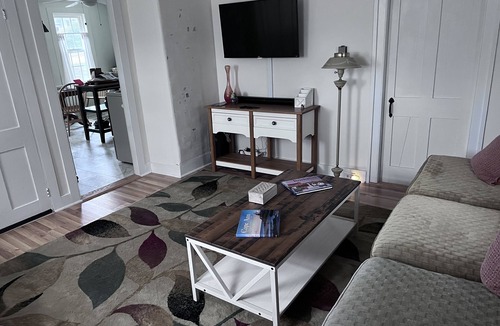 Williamsburg House | Charming, updated 3 bedroom farmhouse farm stay.