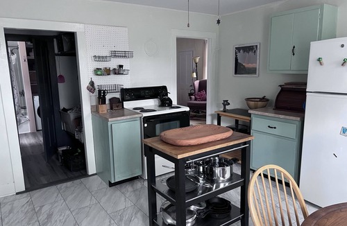 Williamsburg House | Charming, updated 3 bedroom farmhouse farm stay.
