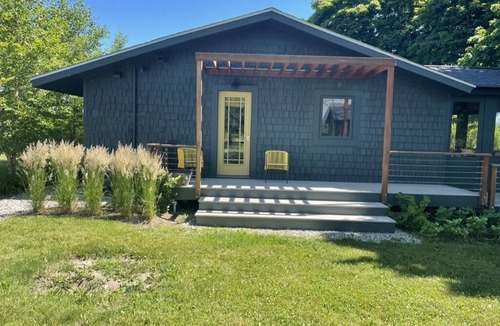 Charlotte Cottage | Charming, updated lakeside cottage