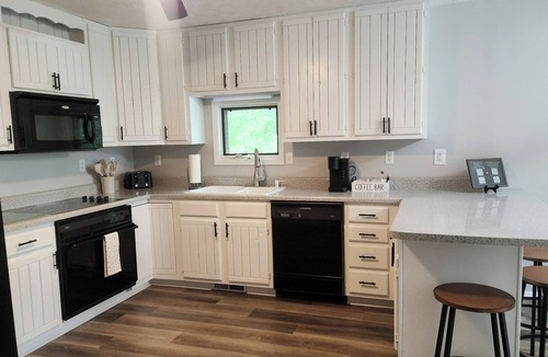 Grafton House | Charming upper level of 3-bedroom house in Grafton, IL