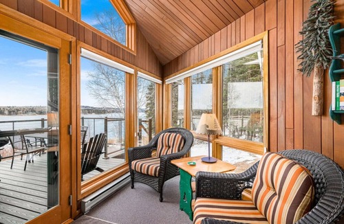 Two Harbors House | Charming waterfront Lakehome