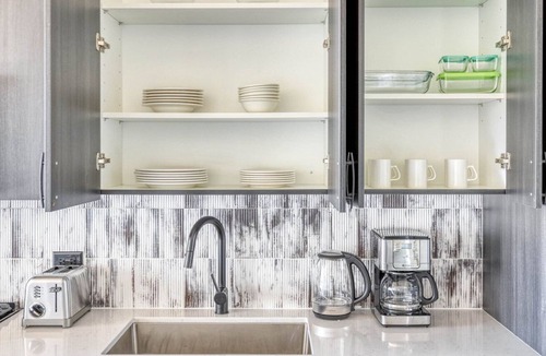 Near West Side Apartment | Charming West Loop 1BR w/ Pool & Gym, walk to Shops, by Blueground