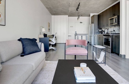 Near West Side Apartment | Charming West Loop 1BR w/ Pool & Gym, walk to Shops, by Blueground
