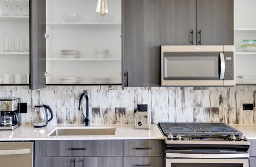 Near West Side Apartment | Charming West Loop 1BR w/ Pool & Gym, walk to Shops, by Blueground