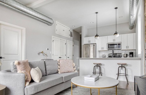 West Town Apartment | Charming West Town 2BR, 4 blocks to L & Wicker Park bars, by Blueground