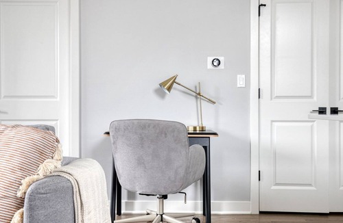 West Town Apartment | Charming West Town 2BR, 4 blocks to L & Wicker Park bars, by Blueground