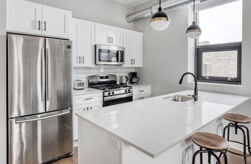 West Town Apartment | Charming West Town 2BR, 4 blocks to L & Wicker Park bars, by Blueground