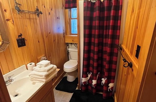 Rangeley Cabin | Charmingly updated 2 bed cabin with WiFi in Rangeley Maine