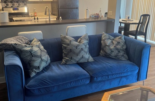 Hoffman Estates House | Cheerful 2 bedroom townhouse with free parking.