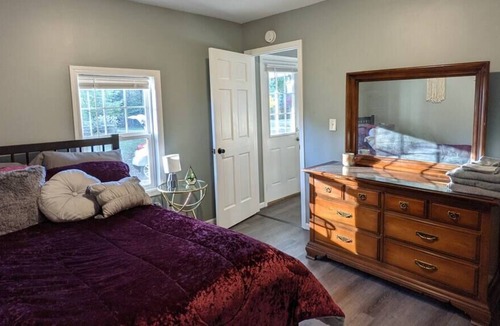 Silvis House | Cheerful 2BR Cottage on a Private Road