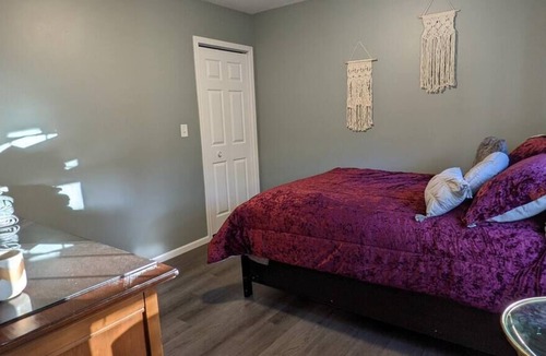 Silvis House | Cheerful 2BR Cottage on a Private Road