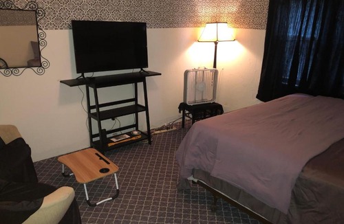 Austin House | Cheerful bedroom free parking approx 15 mins to downtown Chicago!