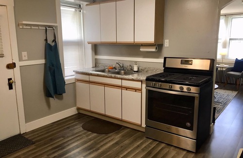 Lakeview Apartment | Chic 1-bedroom apartment in amazing Chicago location with Gigabit-WiFi & AC