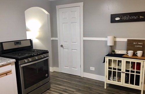 Lakeview Apartment | Chic 1-bedroom apartment in amazing Chicago location with Gigabit-WiFi & AC