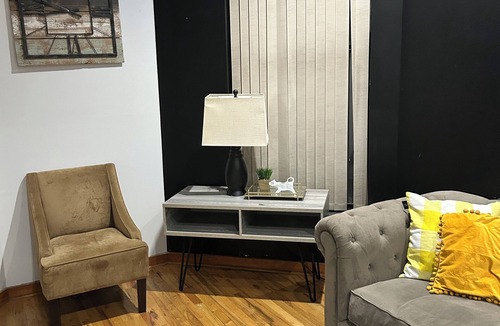 The Gap Apartment | Chic 1-bedroom apartment,15mims from downtown